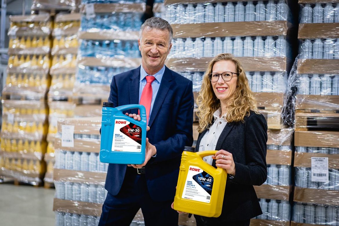 Dynamik, die zum Image passt: Die ROWE-Geschäftsführer Dr. Alexandra Kohlmann und Michael Zehe mit Produkten im neuen Design.