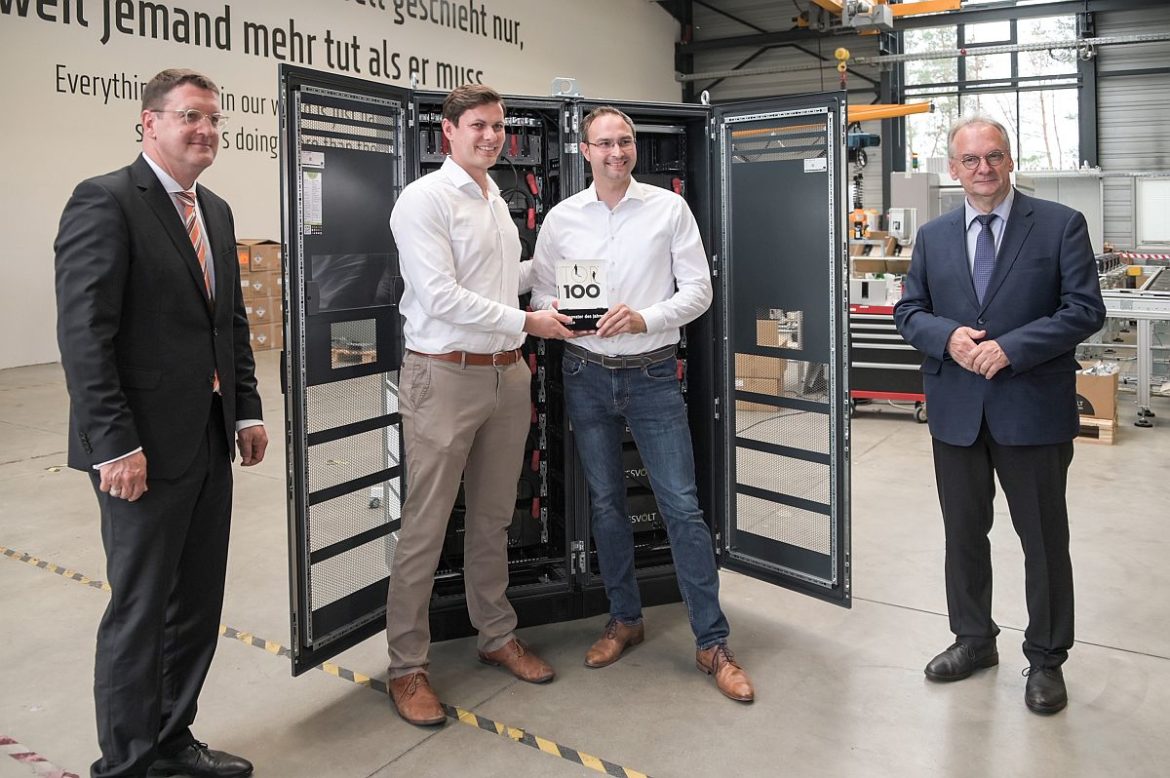 Sachsen-Anhalts Ministerpräsident Dr. Reiner Haseloff (rechts) und Wittenbergs Oberbürgermeister Torsten Zugehör gratulierten den Tesvolt Gründern.