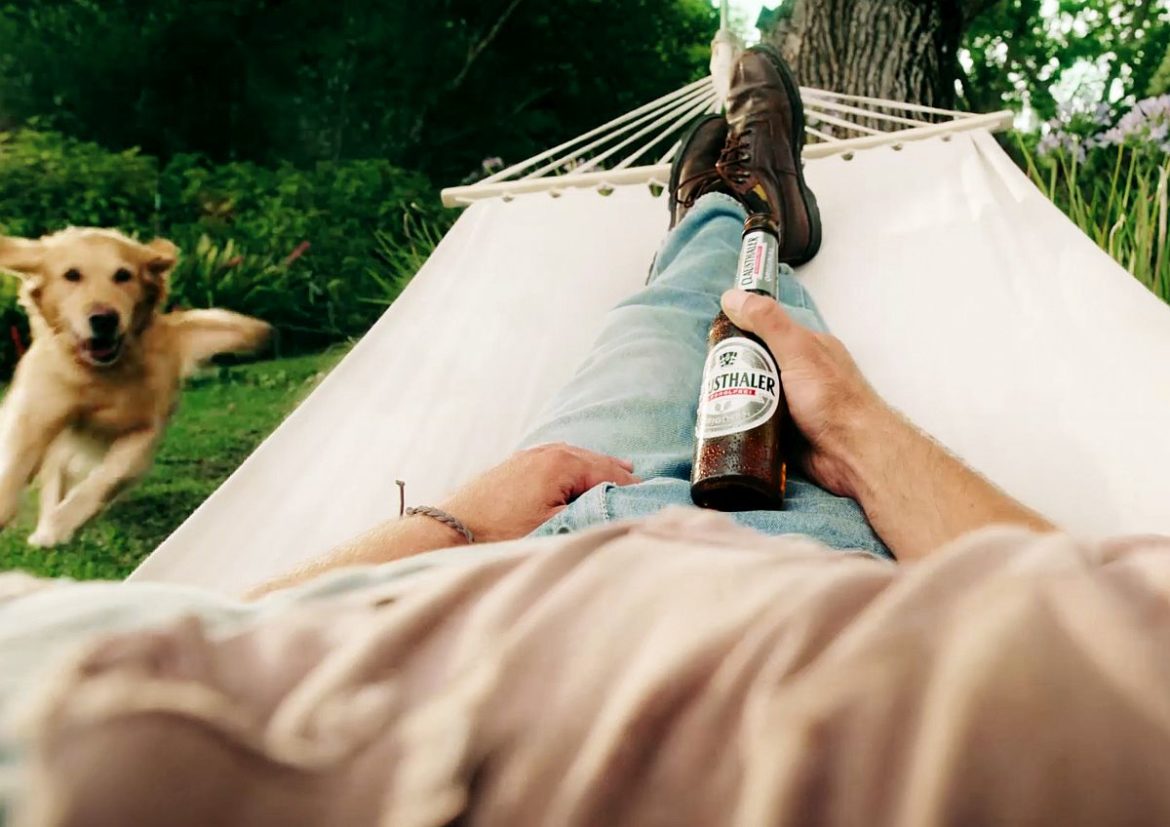 Ein entspanntes Clausthaler im Garten: Der neue TV-Spot von Ogilvy inszeniert die Marke als passend für jeden Moment