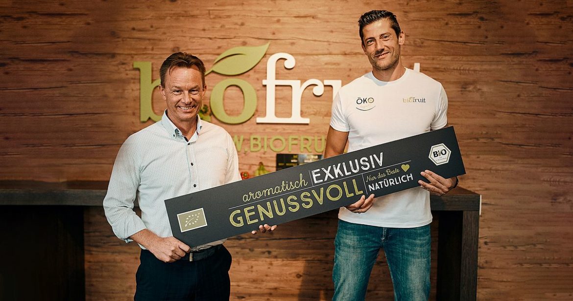 Biofruit Geschäftsführer Dirk Salentin und Volleyball-Profi Michael Andrei