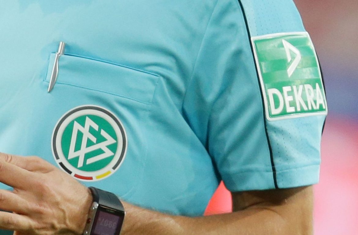 Nur noch bis zum Ende dieser Saison tragen die DFB-Schiedsrichter das DEKRA Logo.