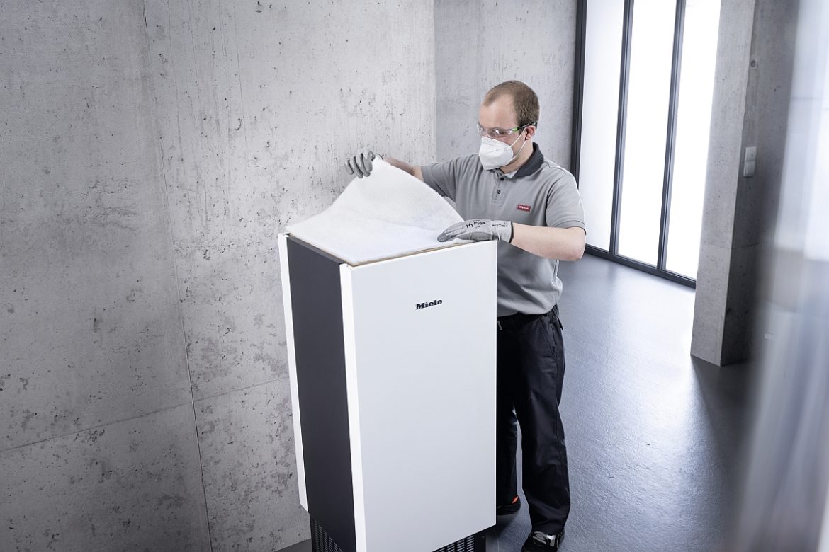 Schnell gewechselt: Die Filter sind im oberen Teil des Miele AirControl zu finden und können mit wenig Aufwand ausgetauscht werden. Funktionalität war ein wichtiges Bewertungskriterium für die Jury des Red Dot Design Award.