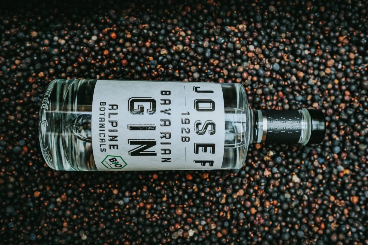 JOSEF Gin Alpine Botanicals mit Wacholderbeern