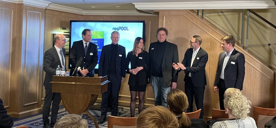 v.l.n.r.: Helge Sych (Moderator der Club Lounge), Dr. Axel Wullenkord, Achim Röhe, Romy Lehmann (ReqPOOL-Eventmanagement), Rinaldo Heck, Florian Schnitzhofer, Prof. Jörg Rocholl